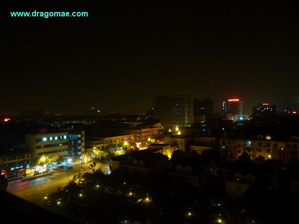 Stadt bei Nacht Foto Dragomae